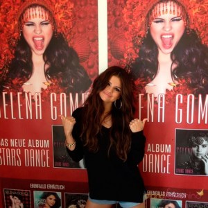 77409-selena-gomez-agradecia-en-twitter-su-nominaciones-en-los-mtv-vma-2013