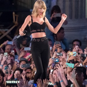 Taylor-Swift-1989-Album-Reactions[1]