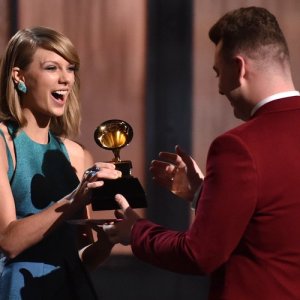 taylor-swift-and-sam-smith-with-grammy-award-2015-1423445775-custom-0[1]
